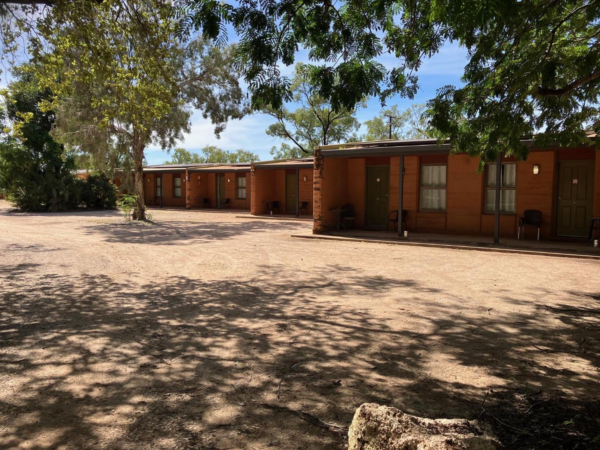 Territory Manor Motel & Caravan Park Mataranka Екстериор снимка